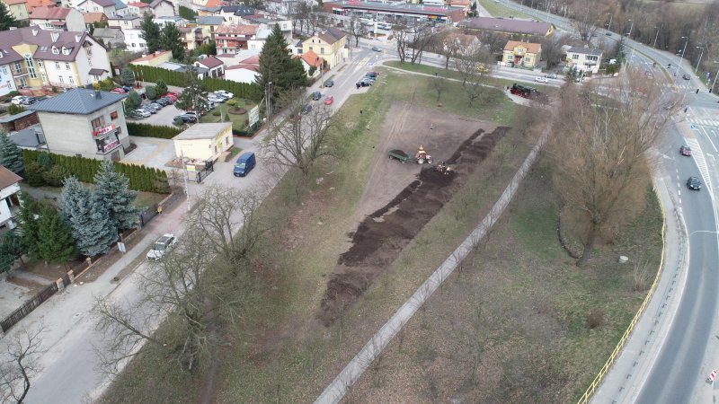 Zielony labirynt powstaje na skwerze przy ul. Fabrycznej