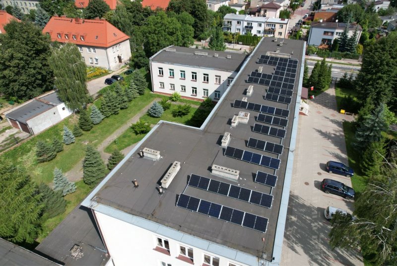 Panele fotowoltaiczne na kolejnych miejskich szkołach