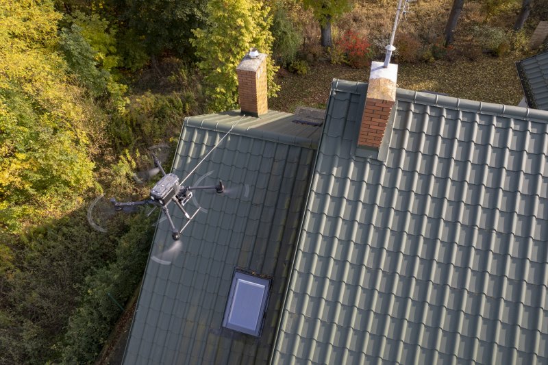 Dron antysmogowy bada jakość powietrza w Ciechanowie