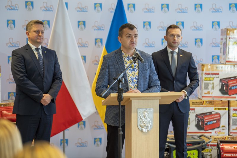 Ambasador Ukrainy i mer Chmielnickiego w Ciechanowie. Miasto przekazało agregaty i drony