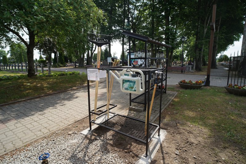 Wypożyczalnia narzędzi do sprzątania grobów na cmentarzu