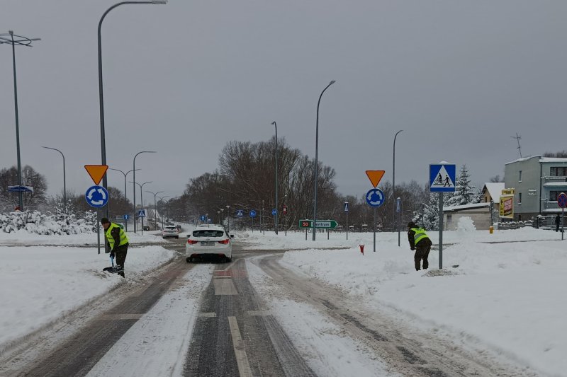 Służby miejskie i wojsko odśnieżają miasto