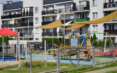 Unowocześniony plac zabaw i nowe miejsca parkingowe na os. Powstańców Wielkopolskich